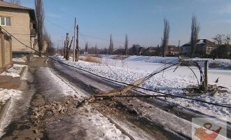 В Кривом Роге на дорогу упал столб (ФОТО)