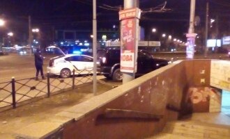 ДТП на кольце 95-го квартала: автоледи въехала в подземный переход