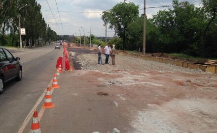 Ремонтируя дорогу, строители позабыли о пешеходах (Видео)