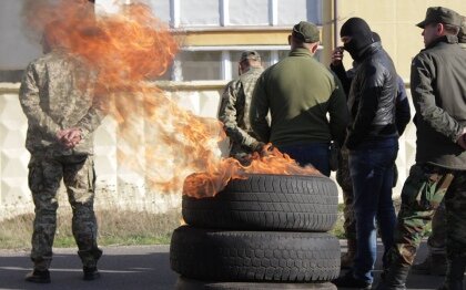 Криворожские экологи-общественники выступили против сжигания шин (Фото)